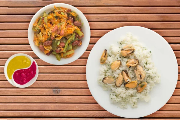 Arroz blanco con eneldo y mejillones en un plato blanco. arroz en ensalada de verduras sobre un fondo de madera vista superior. Cocina asiática —  Fotos de Stock