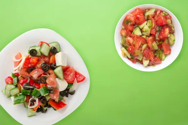 Görög Saláta Citromos Háttérrel Görög Saláta Fehér Tányérral Tetején Egészséges — Stock Fotó