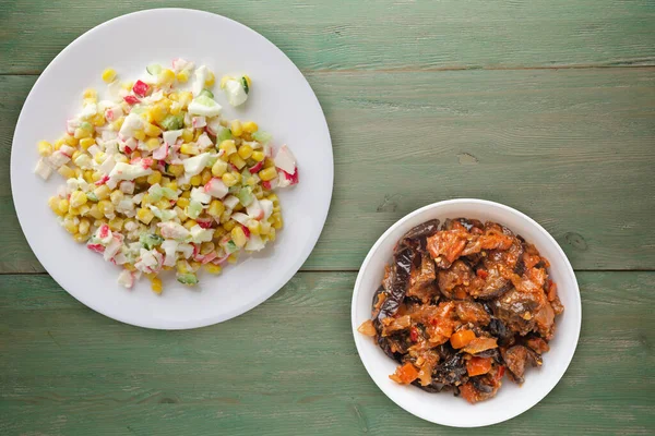 螃蟹沙拉和素食沙拉放在白盘上 螃蟹沙拉在绿色木制背景的顶部视图 — 图库照片