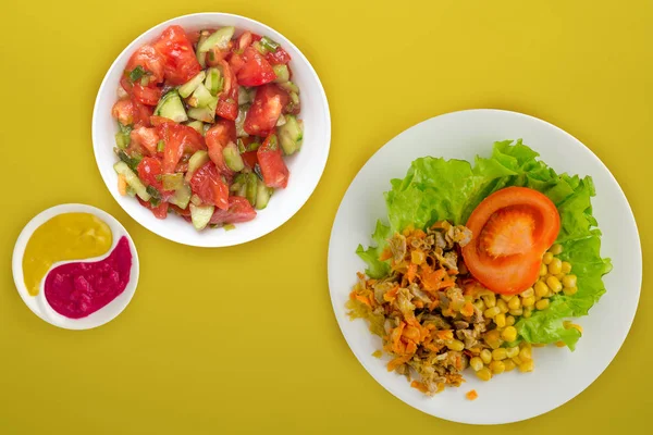 Saláta Sárgarépával Kukoricával Salátával Fehér Tálcán Csirkesaláta Zöldséggel Sárga Alapon — Stock Fotó