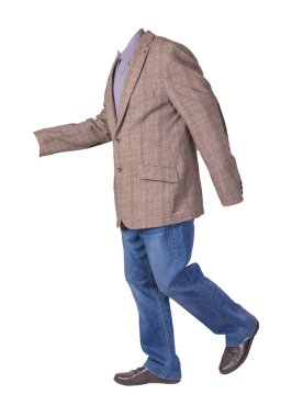 Erkek düğmesi açık kahverengi ceket, erkek kot pantolon, deri siyah ayakkabı ve beyaz arka planda izole edilmiş mor gri gömlek.