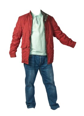 Kırmızı ceket, turkuaz gömlek ve beyaz arka planda izole edilmiş mavi kot pantolon. Sıradan moda kıyafetleri.