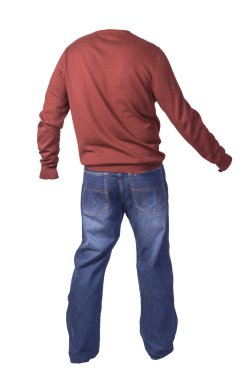 Erkekler koyu kırmızı kazak ve mavi kot pantolon. Beyaz arka planda izole edilmiş. Günlük kıyafetler.