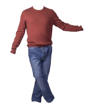 Erkekler koyu kırmızı kazak ve mavi kot pantolon. Beyaz arka planda izole edilmiş. Günlük kıyafetler.