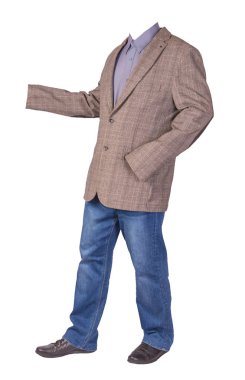 Erkek düğmesi açık kahverengi ceket, erkek kot pantolon, deri siyah ayakkabı ve beyaz arka planda izole edilmiş mor gri gömlek.