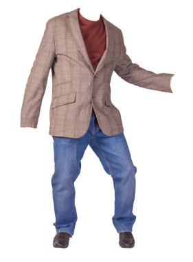 Erkekler açık kahverengi düğmeli ceketi, mavi kot pantolonu, siyah deri ayakkabıları ve beyaz arka planda izole edilmiş kırmızı bir kazağı var.