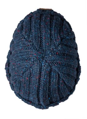 Örülmüş mavi şapka, beyaz bir arka planda izole edilmiş. Moda şapkalı üst görünüm aksesuarı.