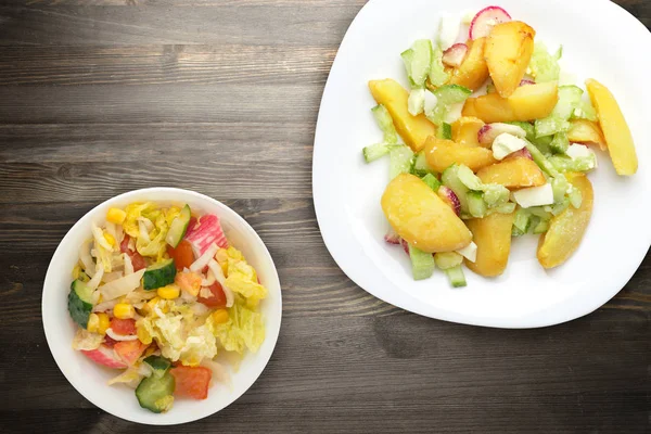 Cunhas Batata Com Verduras Uma Chapa Branca Contexto Madeira Preto — Fotografia de Stock