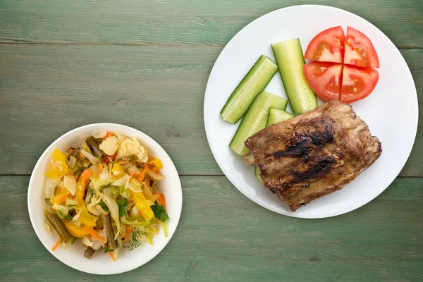 Grilled Pork Ribs Sliced Cucumbers Tomatoes White Plate Pork Ribs — Stock Photo, Image