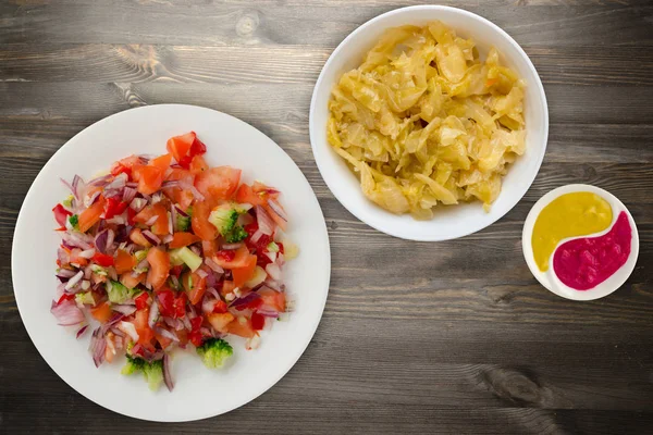 Comida Vegan Salada Verduras Pimentão Tomate Cebolas Brócolis Uma Chapa — Fotografia de Stock