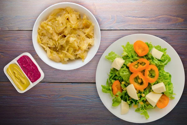 Ensalada Queso Lechuga Maíz Pimienta Sobre Fondo Madera Púrpura Ensalada —  Fotos de Stock