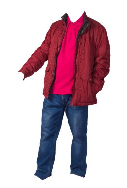 Kırmızı ceket, kırmızı gömlek ve beyaz arka planda izole edilmiş mavi kot pantolon. Sıradan moda kıyafetleri.