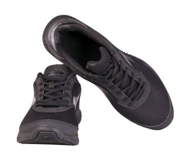 Siyah ayakkabılar beyaz arka planda izole edilmiş. Spor ayakkabılar.