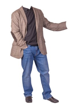 Açık kahverengi düğmeli erkek ceketi, mavi kot pantolon, siyah deri ayakkabılar ve beyaz arka planda izole edilmiş siyah bir kazak.