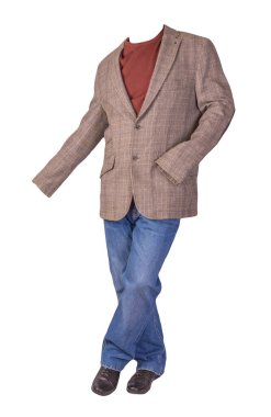 Erkekler açık kahverengi düğmeli ceketi, mavi kot pantolonu, siyah deri ayakkabıları ve beyaz arka planda izole edilmiş kırmızı bir kazağı var.