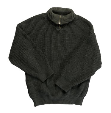 Beyaz arka planda siyah örülmüş bir kazak. Erkek süveteri, boyun üstü manzarasının altında. Sıradan stil