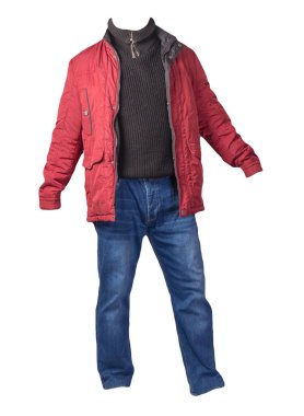 Kırmızı ceket, siyah kazak ve beyaz arka planda izole edilmiş kot pantolon. Sıradan moda kıyafetleri.