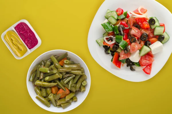 Græsk Salat Gul Baggrund Græsk Salat Hvid Tallerken Top Udsigt - Stock-foto