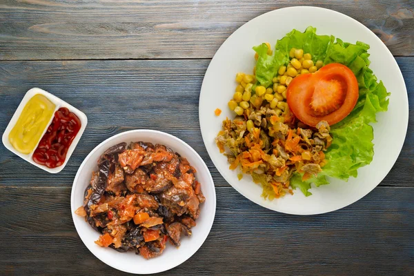 Salat Mit Hühnermägen Mit Karotten Und Mais Und Salat Auf — Stockfoto