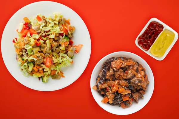 Salat Mit Hühnermägen Mit Gemüse Karotten Zwiebeln Paprika Kohl Tomaten — Stockfoto