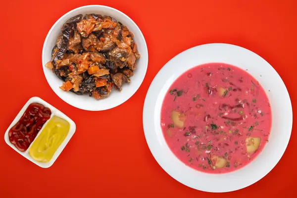 Rote Bete Suppe Auf Weißem Teller Mit Gemüsesalat Auf Rotem — Stockfoto