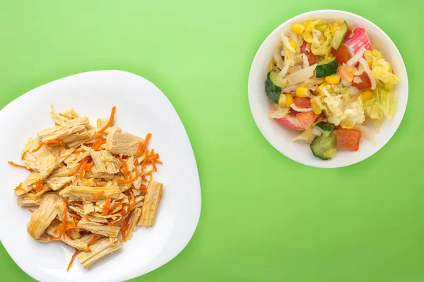 Espárragos Soja Ensalada Zanahoria Plato Blanco Espárragos Soja Sobre Fondo — Foto de Stock