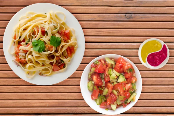 Spaghetti Piatto Bianco Con Insalata Vegetariana Vista Dall Alto Pomodori — Foto Stock