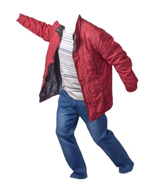 Kırmızı ceket, beyaz mavi gri kazak ve beyaz arka planda izole edilmiş mavi kot pantolon. Sıradan moda kıyafetleri.