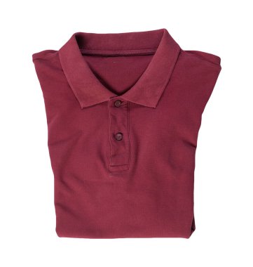 Kısa kollu koyu kırmızı tişört beyaz arka planda izole edilmiş. Pamuklu tişört üstte. Sıradan stil