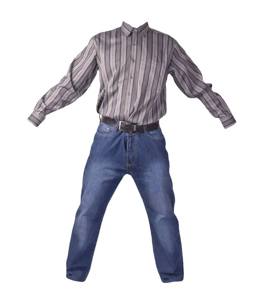 長い袖と白い背景に隔離された青いジーンズを持つ男性用グレーのストライプシャツ 普段着 — ストック写真