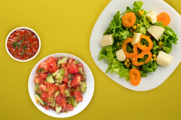 Salade Fromage Laitue Maïs Poivre Sur Fond Jaune Salade Végétarienne — Photo