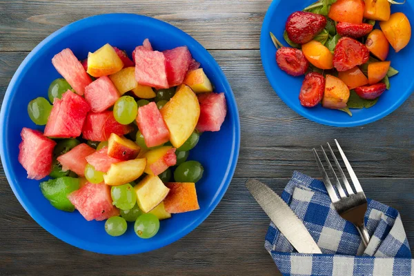 Frukt Sallad Blå Trä Bakgrund Vegetarisk Sallad Frukt Blå Tallrik — Stockfoto