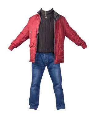 Kırmızı ceket, siyah kazak ve beyaz arka planda izole edilmiş kot pantolon. Sıradan moda kıyafetleri.