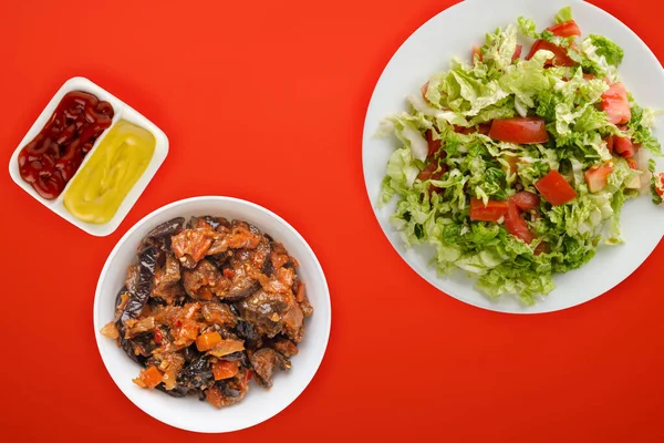 Comida Vegetariana Tomates Cebolas Endro Uma Chapa Branca Contexto Vermelho — Fotografia de Stock