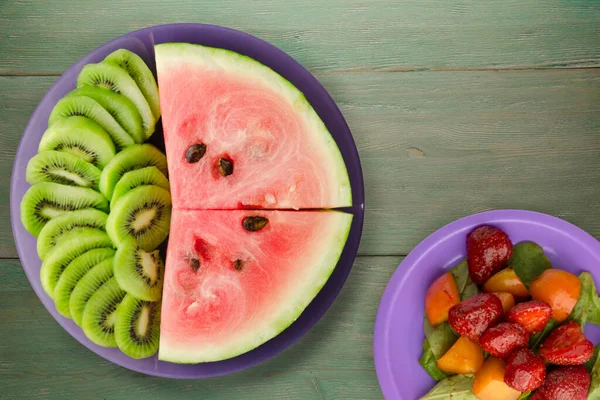 Watermelon Kiwi Sliced Purple Plate Green Wooden Background Healthy Vegetarian — Stock Photo, Image