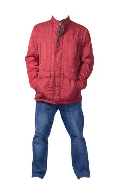 Kırmızı erkek ceketi ve mavi kot beyaz arka planda izole edilmiş. Günlük giysiler.