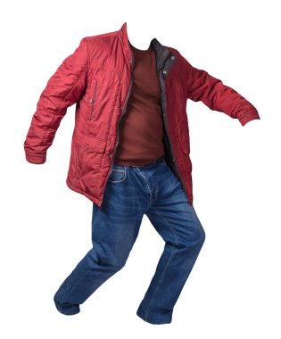 Kırmızı ceket, koyu kırmızı kazak ve beyaz arka planda izole edilmiş mavi kot pantolon. Sıradan moda kıyafetleri.