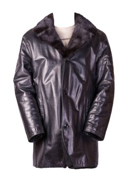 Beyaz arka planda izole edilmiş bej kazaklı deri erkek koyun derisi ceket. Kürklü siyah deri erkek ceketi.