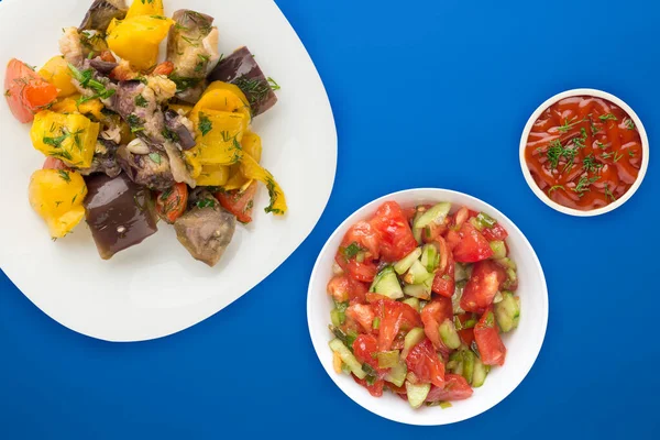 Vejetaryen Yemeği Tabakta Sotelenmiş Patlıcan Mavi Arka Planda Sağlıklı Yiyecekler — Stok fotoğraf