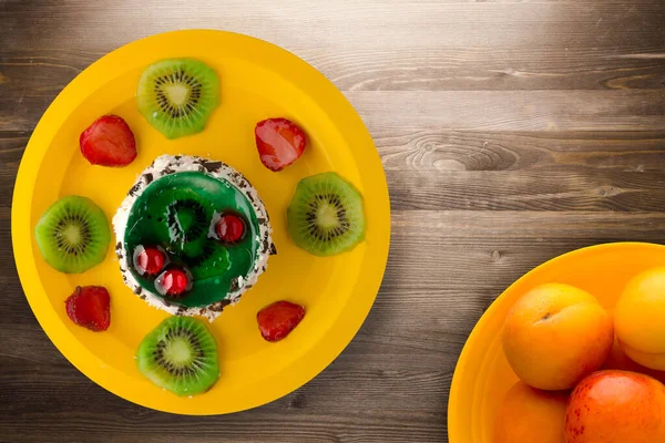 Dessert Kaka Med Kiwi Och Jordgubbar Brun Trä Bakgrund Festlig — Stockfoto