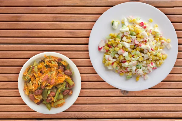 螃蟹沙拉和素食沙拉放在白盘上 螃蟹色拉在橙色木制背景图上 — 图库照片