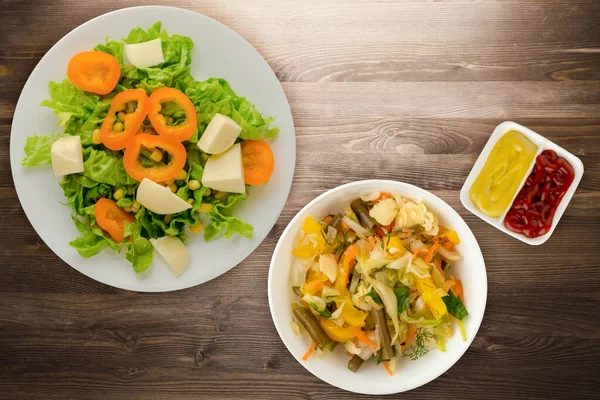 Ensalada Queso Lechuga Maíz Pimienta Sobre Fondo Madera Marrón Ensalada — Foto de Stock