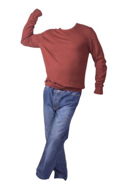 Erkekler koyu kırmızı kazak ve mavi kot pantolon. Beyaz arka planda izole edilmiş. Günlük kıyafetler.