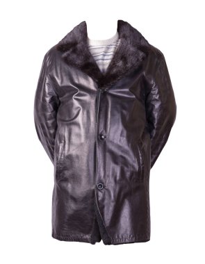 Deri erkek koyun derisi ceket, mavi beyaz süveter, beyaz arka planda izole. Kürklü siyah deri erkek ceketi.