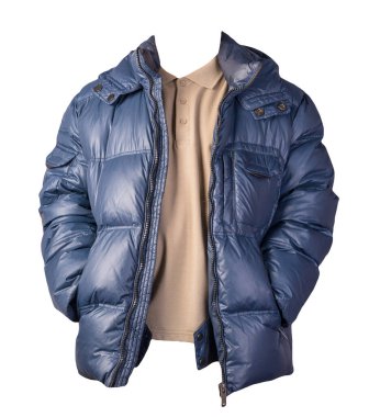 Erkek hakki tişörtü ve mavi ceket beyaz arka planda izole edilmiş.