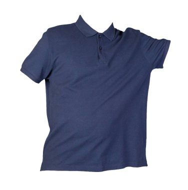 Beyaz arka plan pamuk gömleğine iliştirilmiş düğmeli yakalı kısa koyu mavi tişört. Sıradan stil