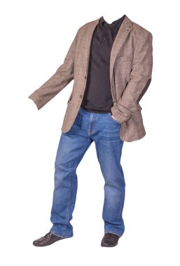 Açık kahverengi düğmeli erkek ceketi, mavi kot pantolon, siyah deri ayakkabılar ve beyaz arka planda izole edilmiş siyah bir kazak.