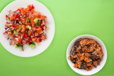 Vejetaryen yemeği. Biberli salata, domates, soğan, brokoli ve beyaz tabak. Limonlu vejetaryen salatası