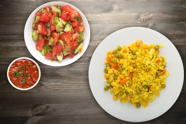Azjatyckie Zdrowe Jedzenie Żółty Ryż Białym Talerzu Warzywami Zdrowe Jedzenie — Zdjęcie stockowe