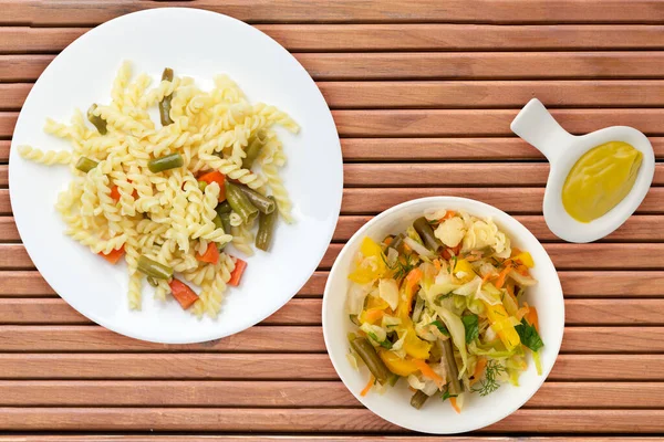 Pasta Con Judías Verdes Con Ajo Zanahorias Plato Blanco Sobre —  Fotos de Stock